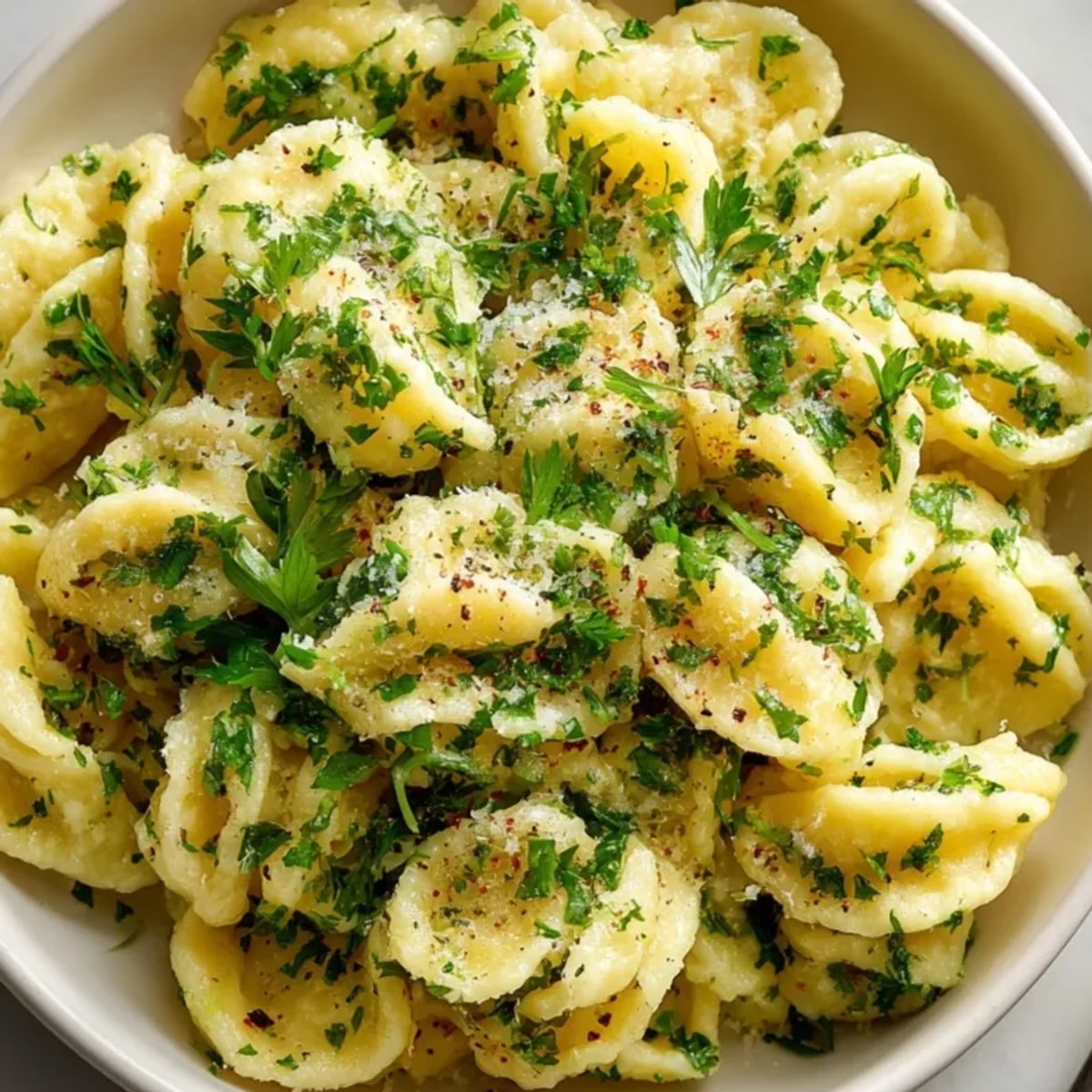 Duftende, hausgemachte Kräuterspätzle: Eiernudeln mit Kräutern, goldbraun gebraten, ein herzhaftes deutsches Gericht.