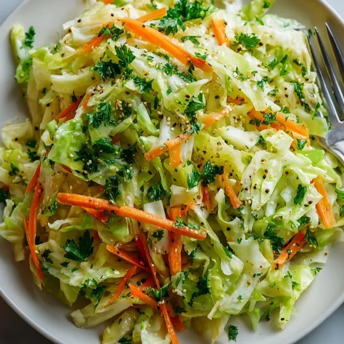 Knackiger, hausgemachter deutscher Krautsalat, angemacht mit einer würzigen Vinaigrette, ein leichtes und erfrischendes Gericht.