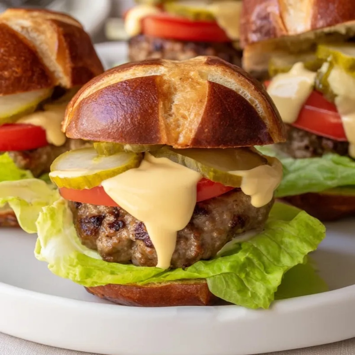 Weiche, käsige deutsche Brezel-Slider mit Senf und Mini-Burgern, ideal für Partys.