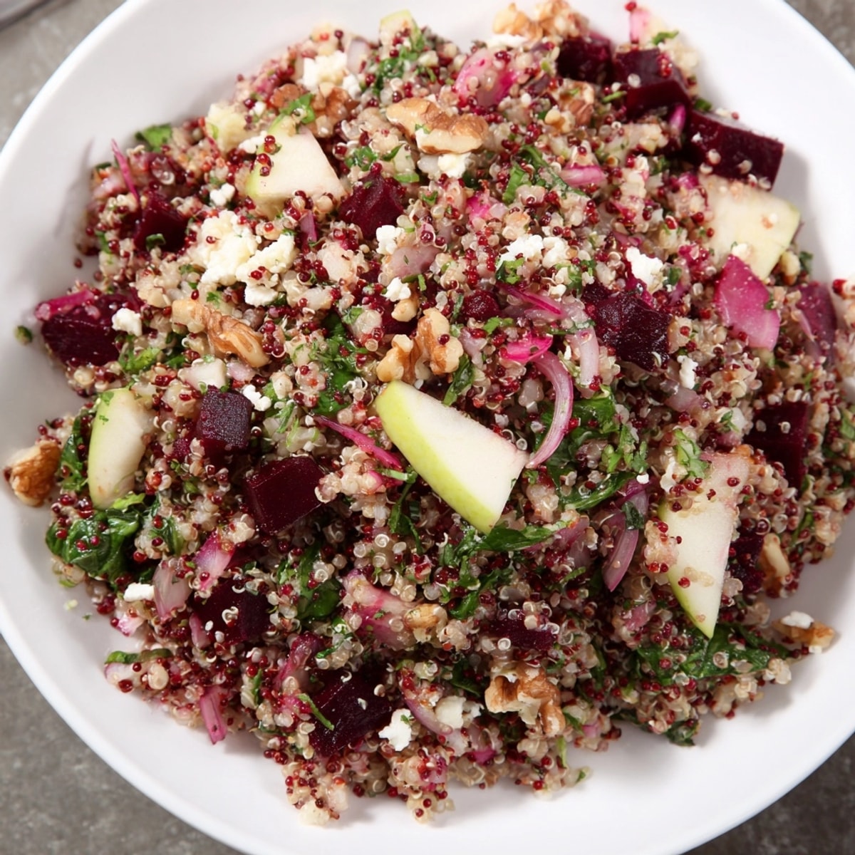 Ein köstliches frisches Quinoa-, Rote-Bete- und grüner Apfelsalat mit einer spritzigen Zitronen-Vinaigrette.