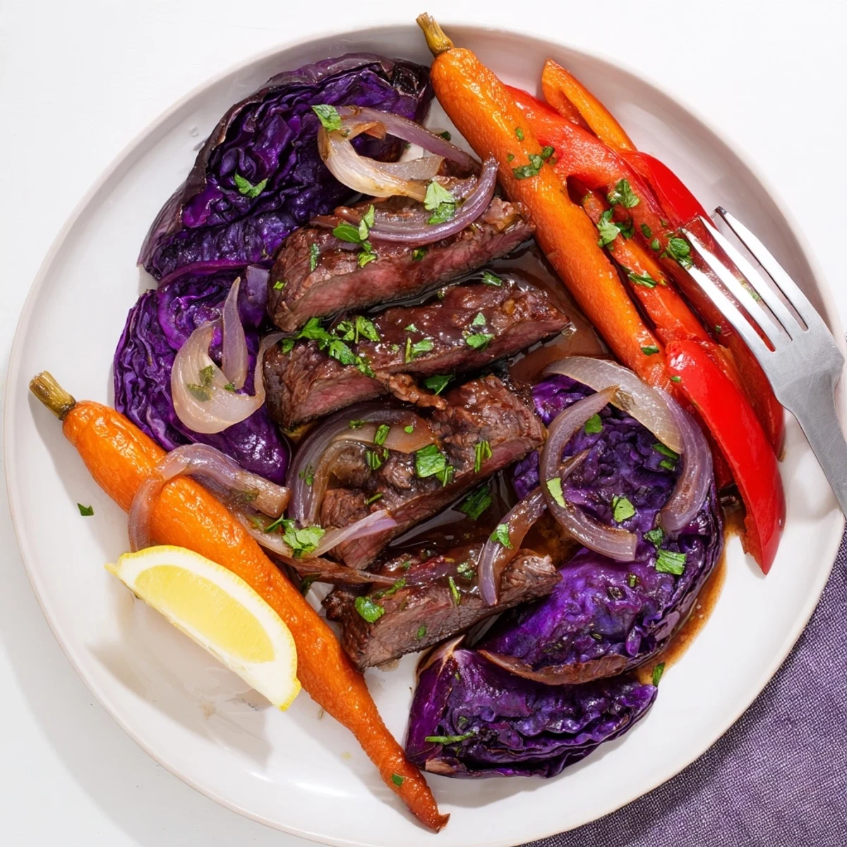 Leckeres Beef & Rotkohl-Blechgericht, voller Zartheit und bunter Aromen.