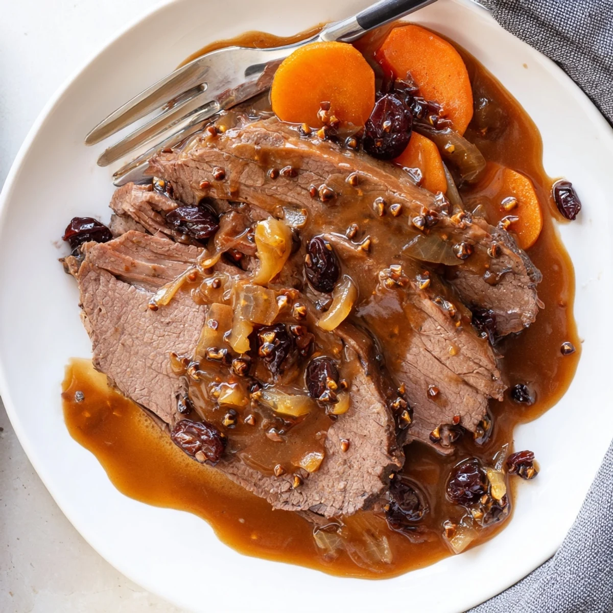 Zartes Sauerbraten-Stil-Rinderbraten, mariniert in einer süß-sauren Mischung für vollmundigen Geschmack.