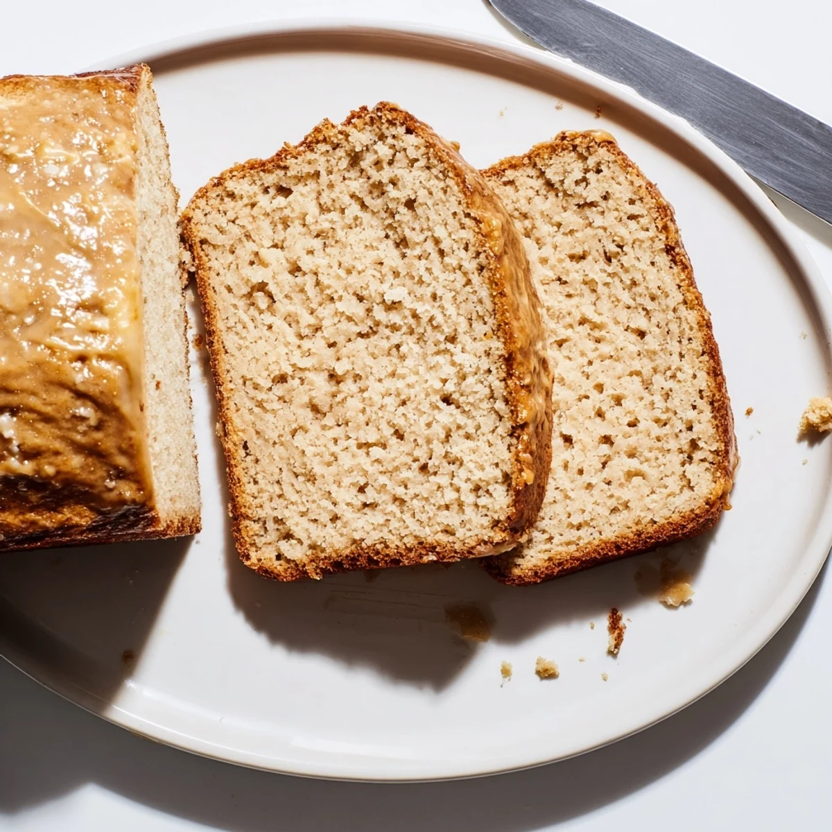 Rustikales Bierbrot aufgebacken, ideal für gemütliche Familienessen und Snacks.