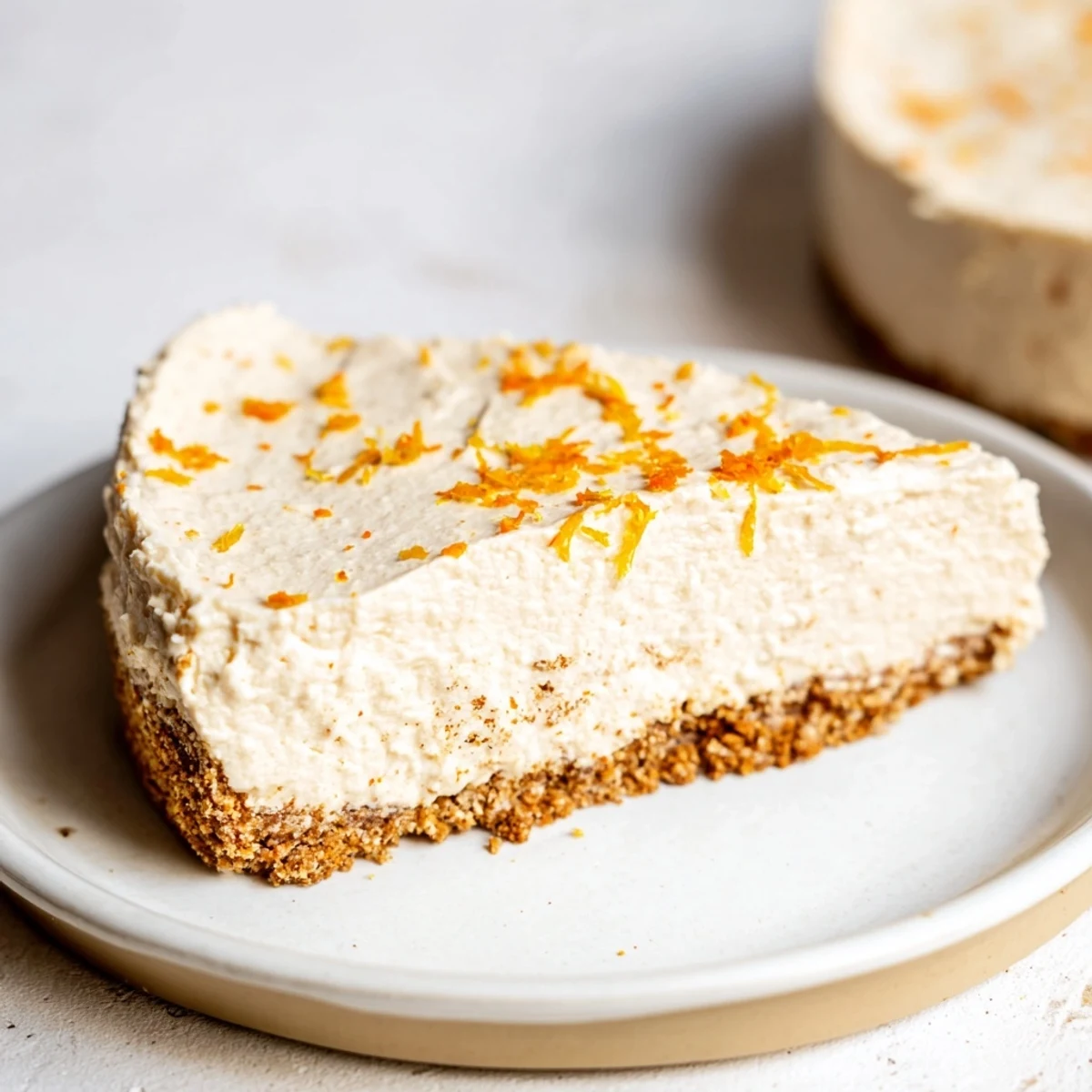 This creamy Lebkuchen Cheesecake with a spiced aroma and beautiful cinnamon frosting is delicious.