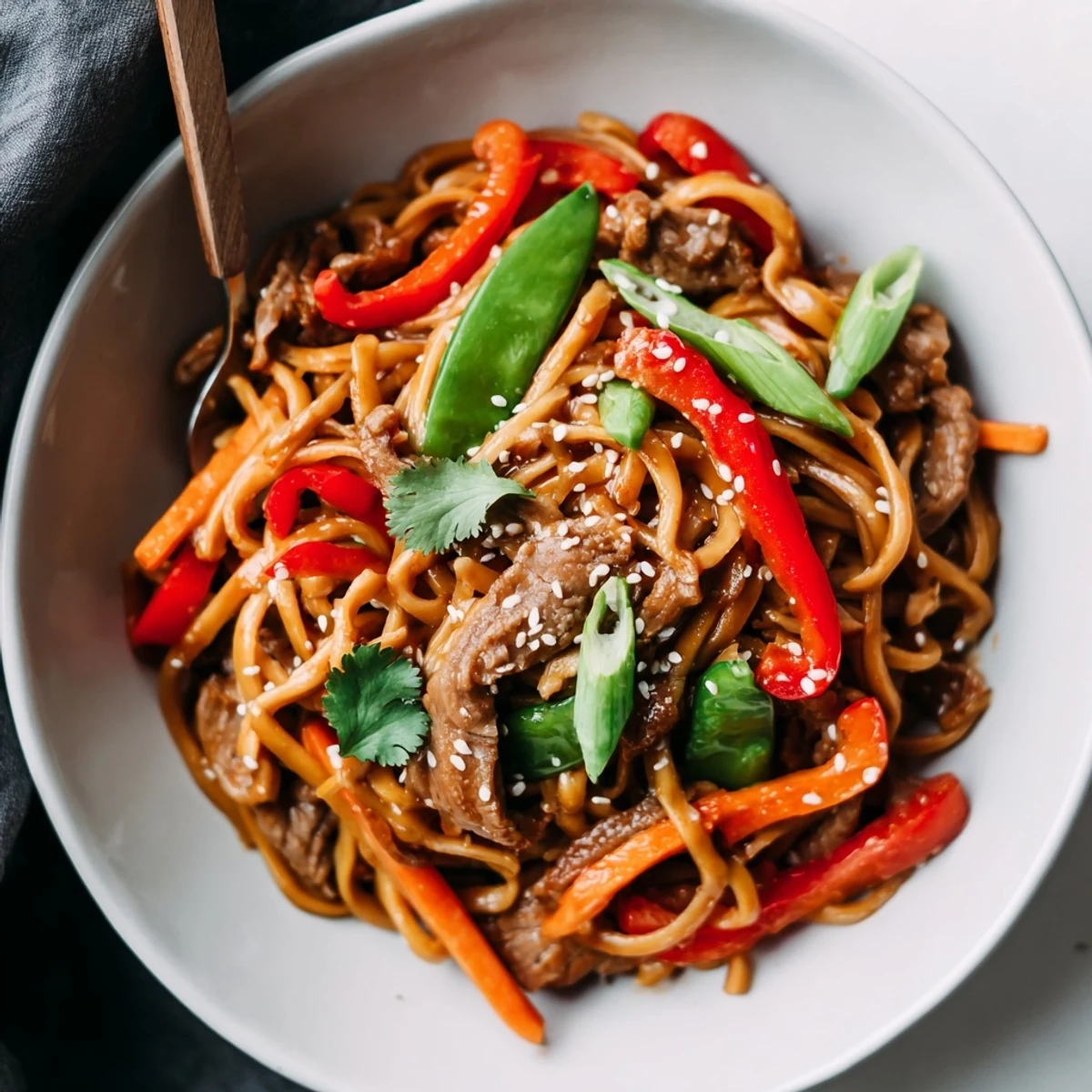 Frisch geröstetes Pork Noodle Stir-Fry in einer heißen Pfanne, dampfend und mit knackigem Gemüse garniert.