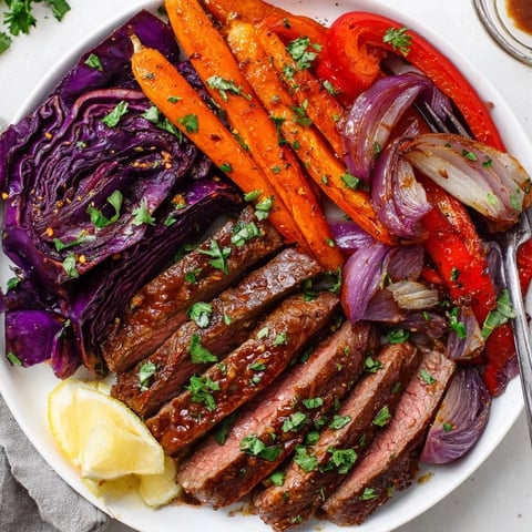 Herzhaftes Beef & Rotkohl-Blechgericht, serviert mit frischem Petersilien-Topping.