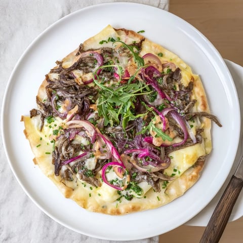 Herzhaften Maultaschen-Fladenbrot, frisch gebacken und mit goldenen Zwiebeln garniert.  