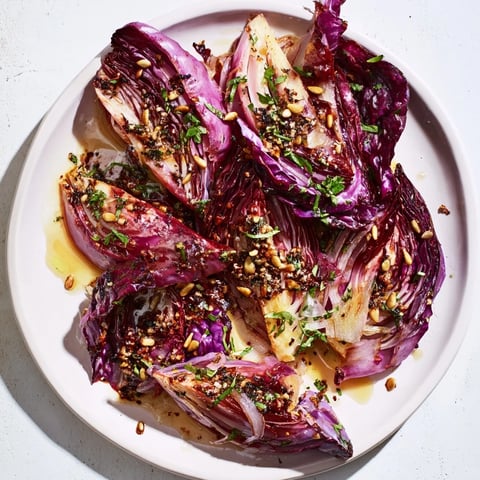 Saftiger Roasted Red Cabbage Salad, angerichtet mit frischen Kräutern und einem lebhaften Dressing.