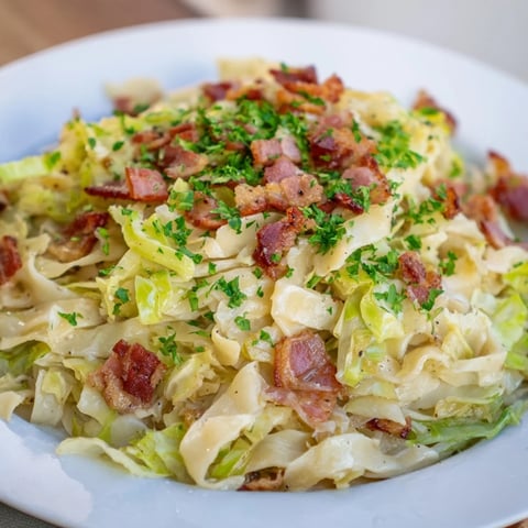 Herzhafte deutsche gebratene Speck-Kohl-Nudeln in einer warmen Schüssel.  