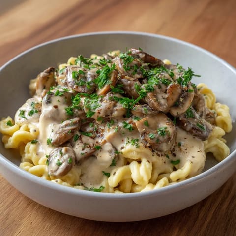Ein Schälchen mit Mushroom Stroganoff und Herb Spaetzle.