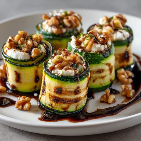 Grilled Zucchini Rolls mit Goat Cheese und Walnüssen.