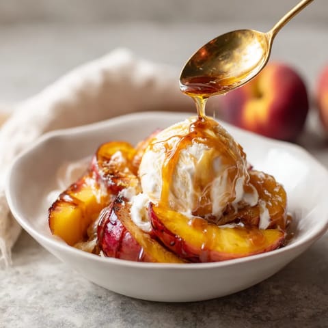 Ein weißer Becher mit Grilled Peaches und Vanilla Ice Cream.