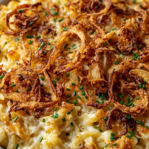 Ein Bild von Käsespätzle-Gratin mit Röstzwiebeln.