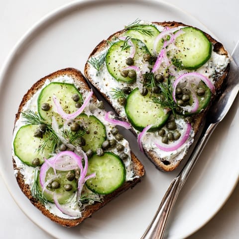 Knusprig geröstete deutsche Schwarzbrot-Toasts, ein einfaches Rezept mit herzhaften Zutaten, perfekt als Vorspeise.