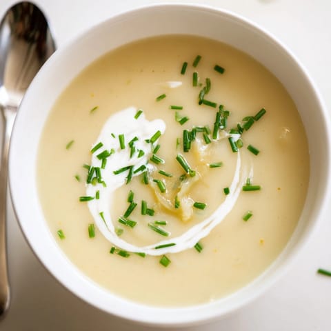 Eine schmackhafte Cremige Kartoffel-Lauch-Suppe, einfach zuzubereiten, perfekt für einen kalten Tag.