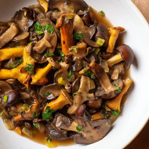 Rustikales Wildpilzragout, ein erdfarbenes Gericht, dampfend heiß und bereit zum Servieren mit frischer Petersilie.