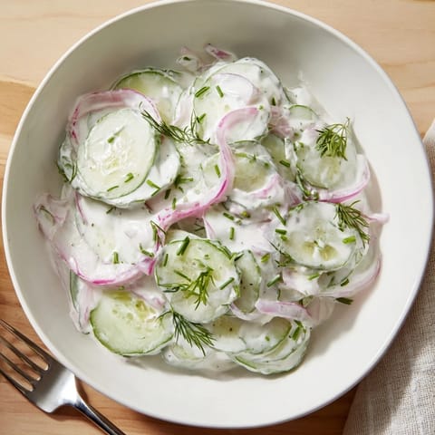 Cremiger deutscher Gurkensalat