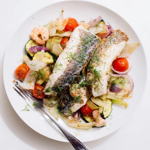 Blauer Fisch mit Gemüse