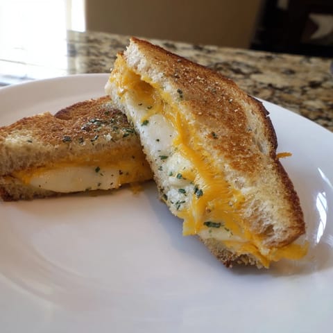 Knoblauch Mayo Grilled Cheese