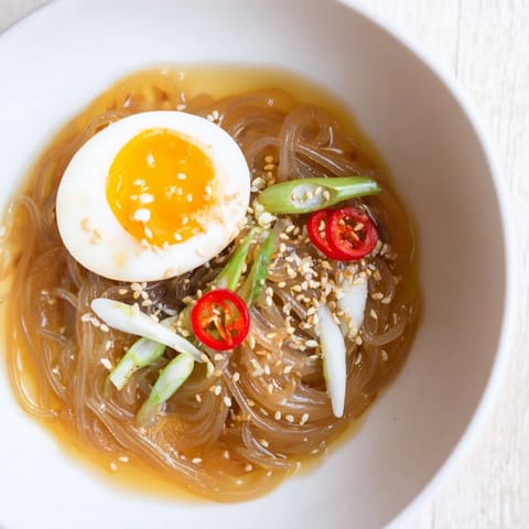 Shirataki Nudeln mit aromatischer Brühe, Topfpflanzen-Ei und Chilislices für eine wärmende Mahlzeit.