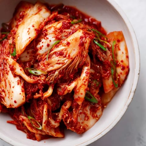 Traditionelles Kimchi im Glas, serviert zu Reis und Eiern für eine kräftige, umami-reiche Koreanische Mahlzeit.