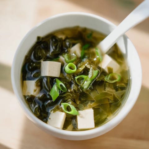 Duftende Wakame Soup serviert in einer Schüssel mit kombiniertem Gemüse-Topping für den Gaumen.