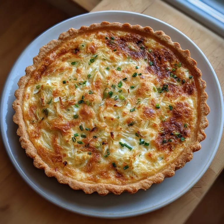 Eine Spring Onion Tart mit Sour Cream auf einem Teller.