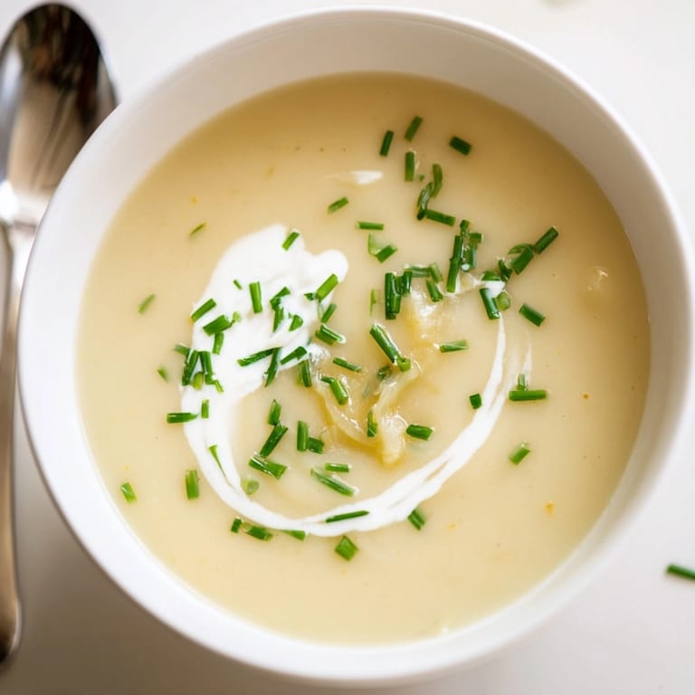 Eine schmackhafte Cremige Kartoffel-Lauch-Suppe, einfach zuzubereiten, perfekt für einen kalten Tag.