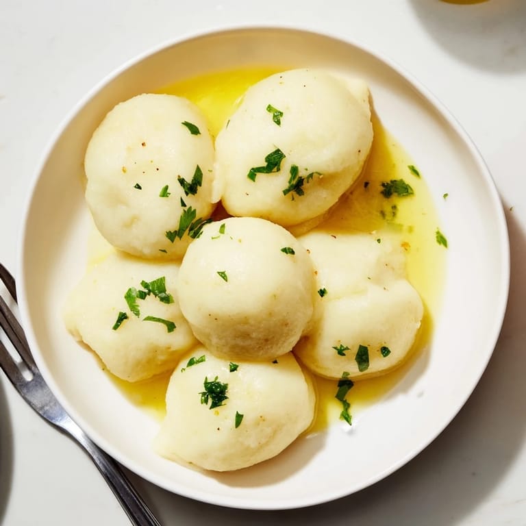 Pikante, selbstgemachte Kartoffelknödel, die leicht und sättigend für jede Mahlzeit sind.