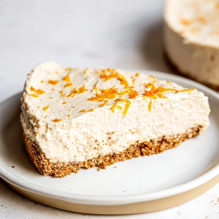 This creamy Lebkuchen Cheesecake with a spiced aroma and beautiful cinnamon frosting is delicious.