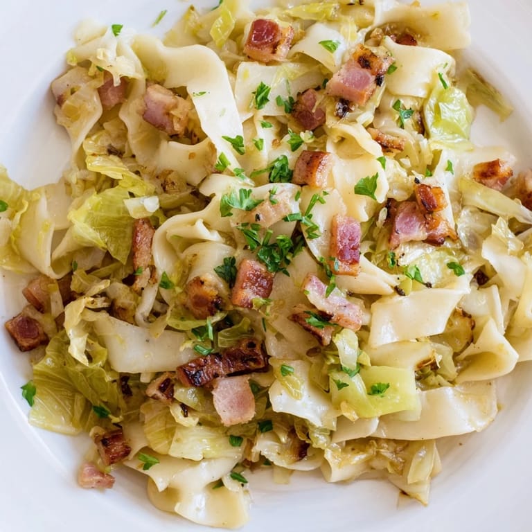 Knuspriger Speck und karamellisierter Kohl in deutschen gebratenen Speck-Kohl-Nudeln.  