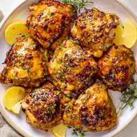 Zarte Hähnchenschenkel, mariniert in bayerischem süßen Senf und Honig, frisch geröstet.  